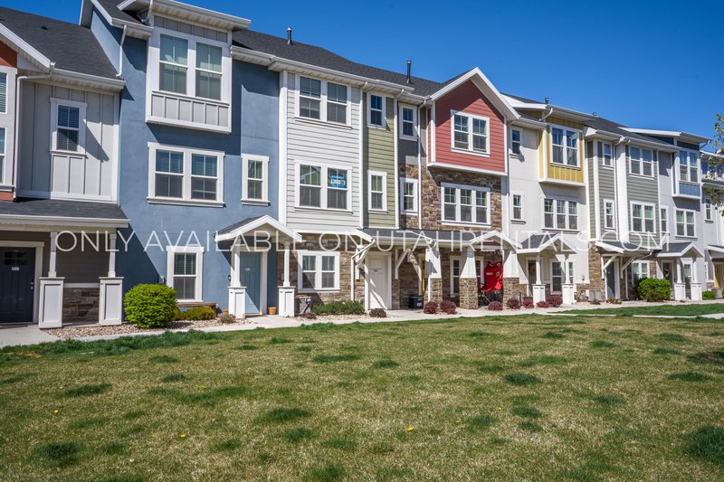 Large Townhome with plenty of space & amenities. *Clean & Ready* property image