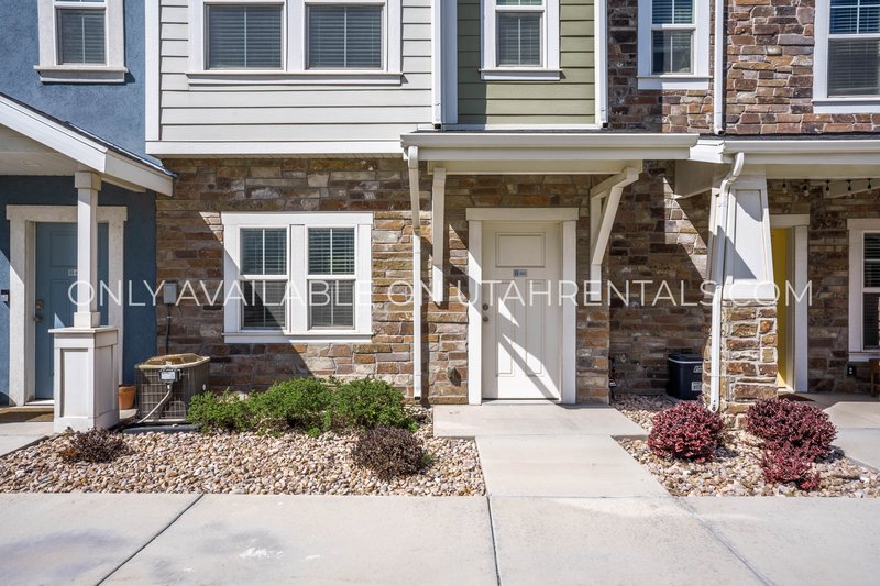 Large Townhome with plenty of space & amenities. *Clean & Ready* property image