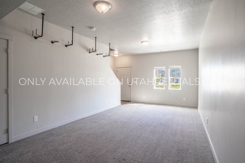 Large Townhome with plenty of space & amenities. *Clean & Ready* property image