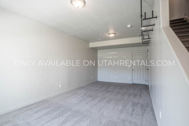 Large Townhome with plenty of space & amenities. *Clean & Ready* property image