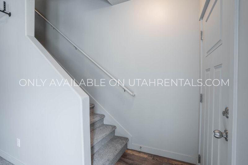 Large Townhome with plenty of space & amenities. *Clean & Ready* property image