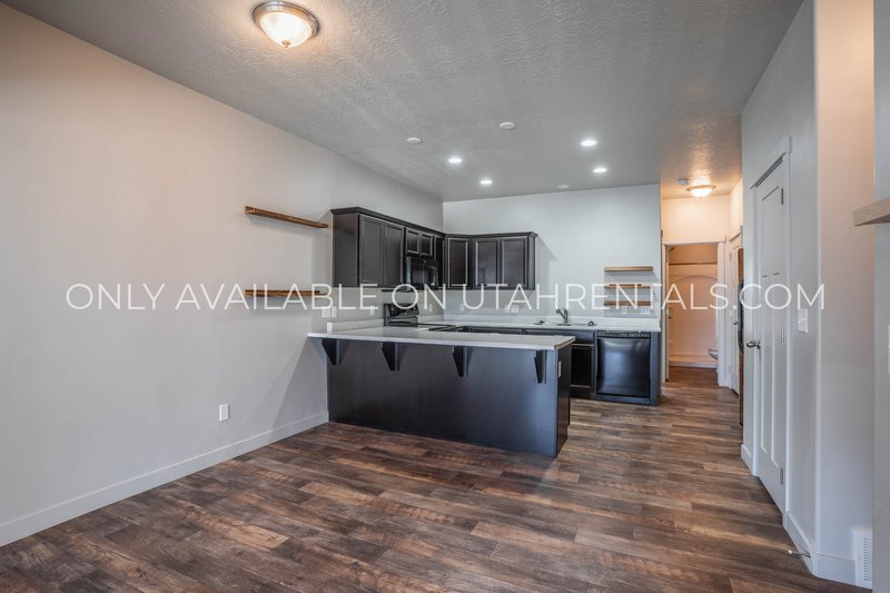 Large Townhome with plenty of space & amenities. *Clean & Ready* property image