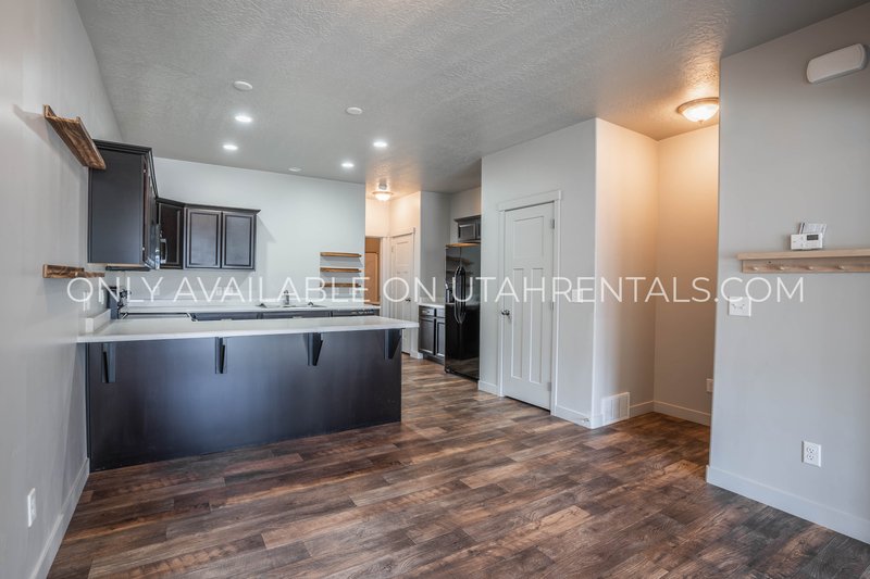 Large Townhome with plenty of space & amenities. *Clean & Ready* property image