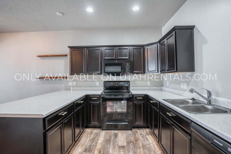 Large Townhome with plenty of space & amenities. *Clean & Ready* property image