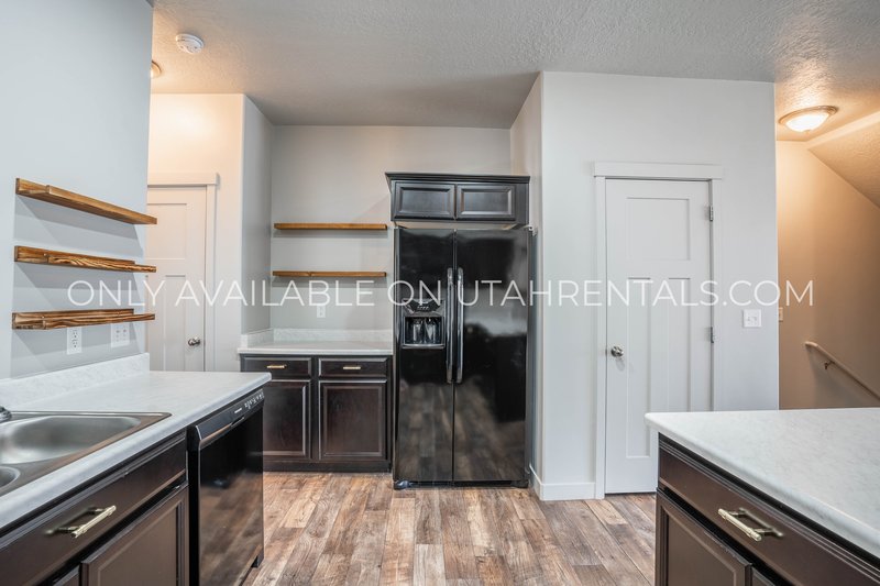 Large Townhome with plenty of space & amenities. *Clean & Ready* property image