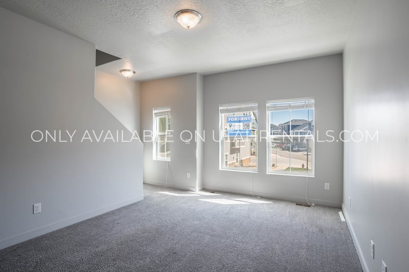 Large Townhome with plenty of space & amenities. *Clean & Ready* property image