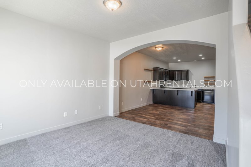 Large Townhome with plenty of space & amenities. *Clean & Ready* property image