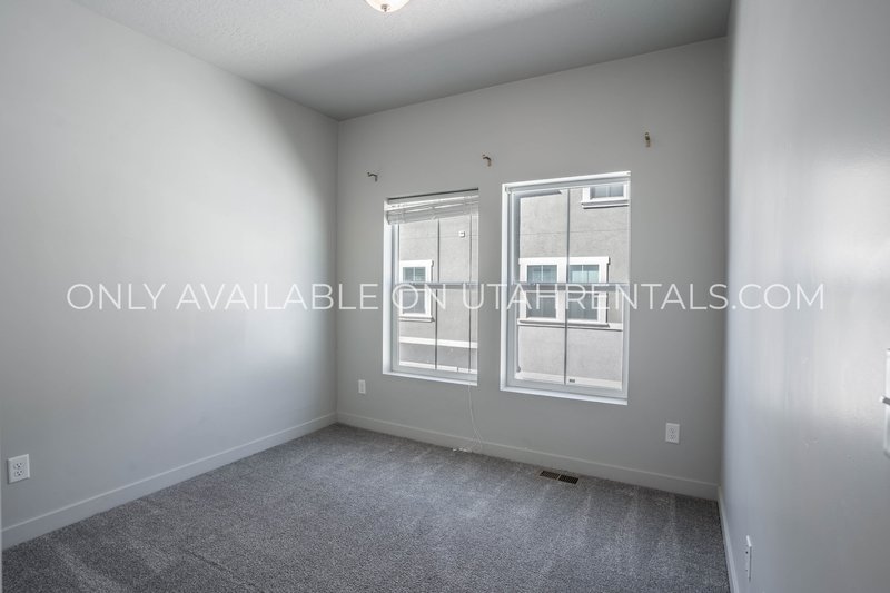 Large Townhome with plenty of space & amenities. *Clean & Ready* property image
