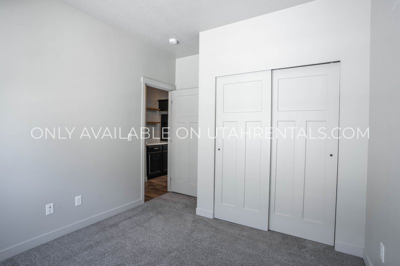 Large Townhome with plenty of space & amenities. *Clean & Ready* property image