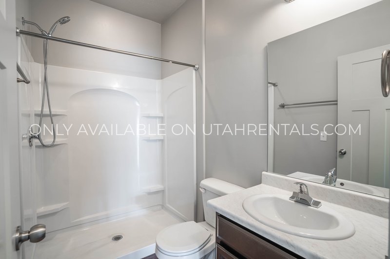 Large Townhome with plenty of space & amenities. *Clean & Ready* property image