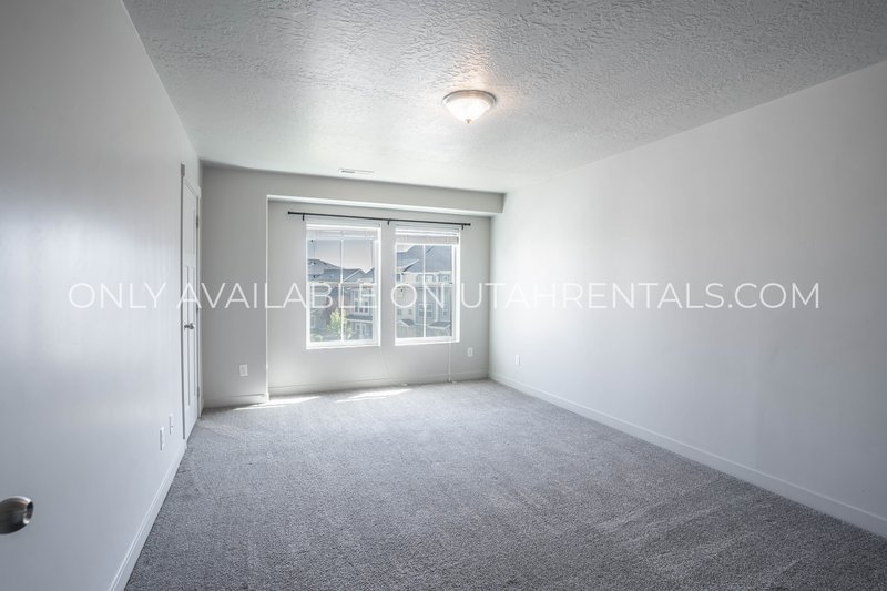 Large Townhome with plenty of space & amenities. *Clean & Ready* property image