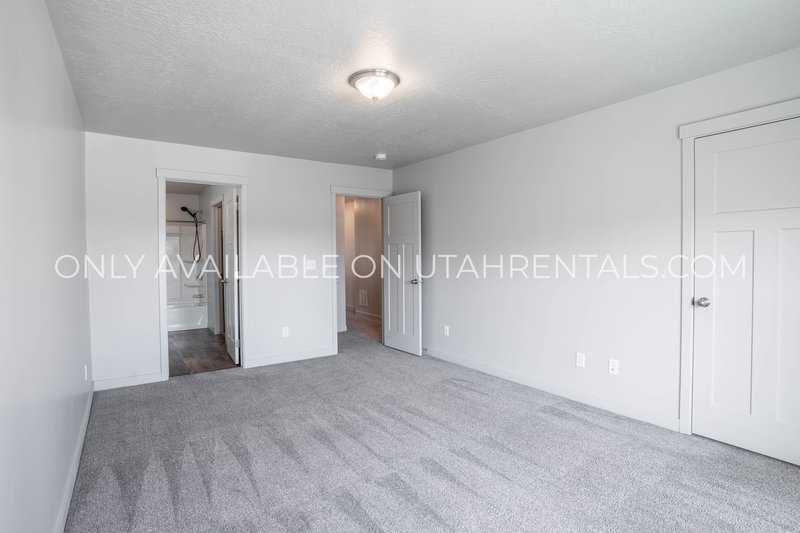 Large Townhome with plenty of space & amenities. *Clean & Ready* property image