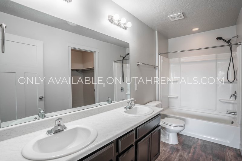 Large Townhome with plenty of space & amenities. *Clean & Ready* property image