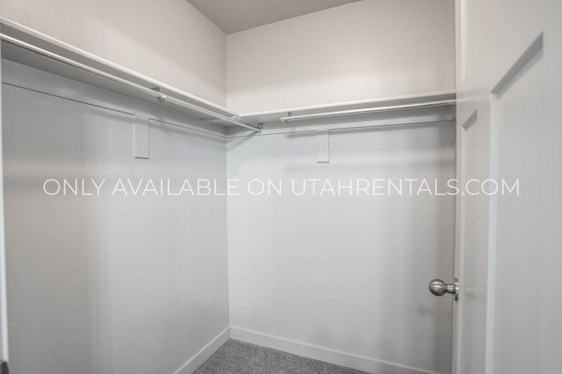 Large Townhome with plenty of space & amenities. *Clean & Ready* property image