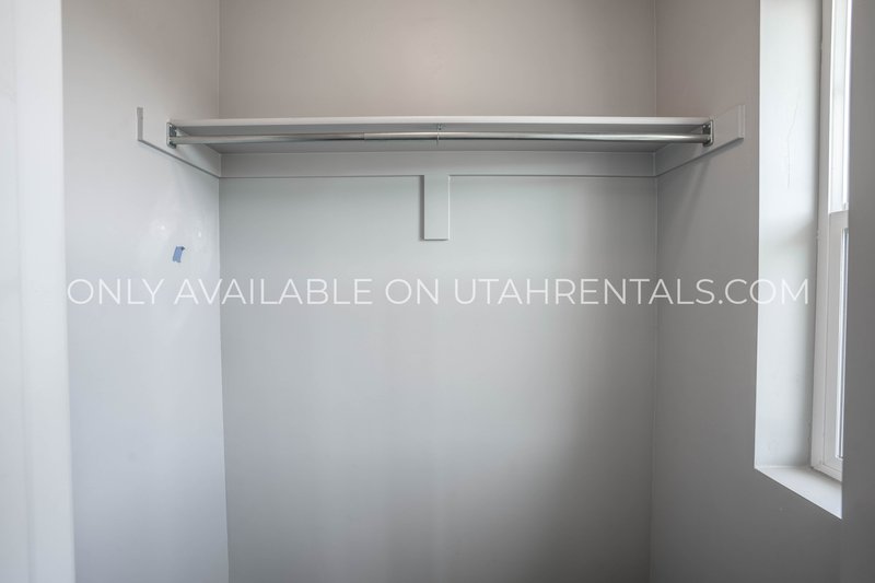 Large Townhome with plenty of space & amenities. *Clean & Ready* property image