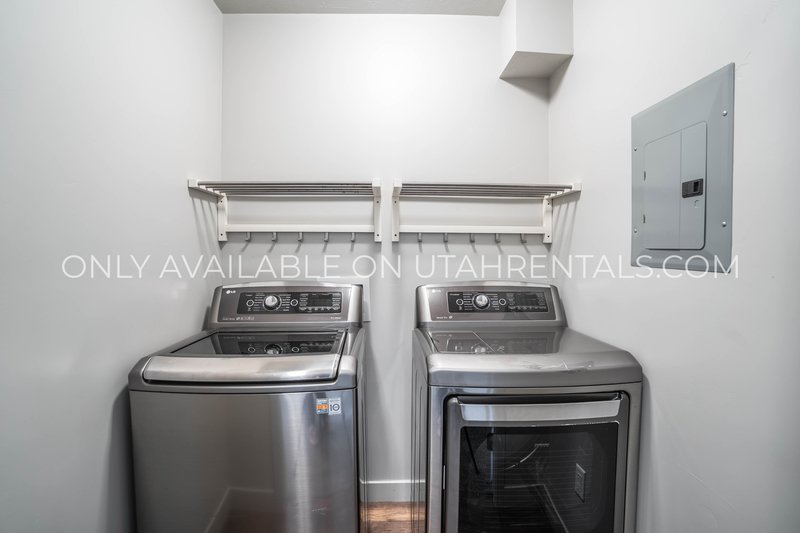 Large Townhome with plenty of space & amenities. *Clean & Ready* property image