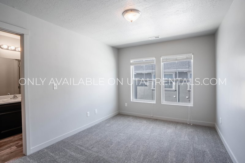 Large Townhome with plenty of space & amenities. *Clean & Ready* property image