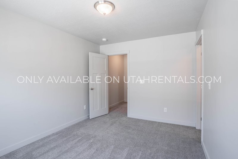Large Townhome with plenty of space & amenities. *Clean & Ready* property image