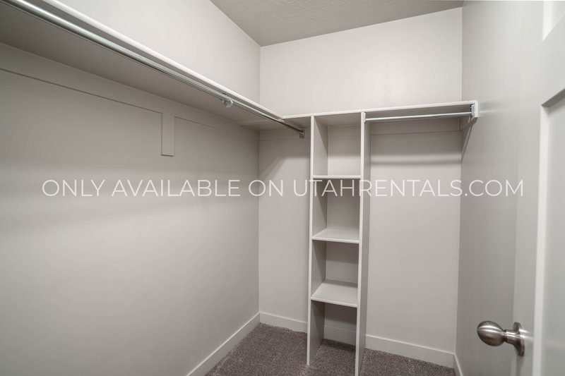 Large Townhome with plenty of space & amenities. *Clean & Ready* property image