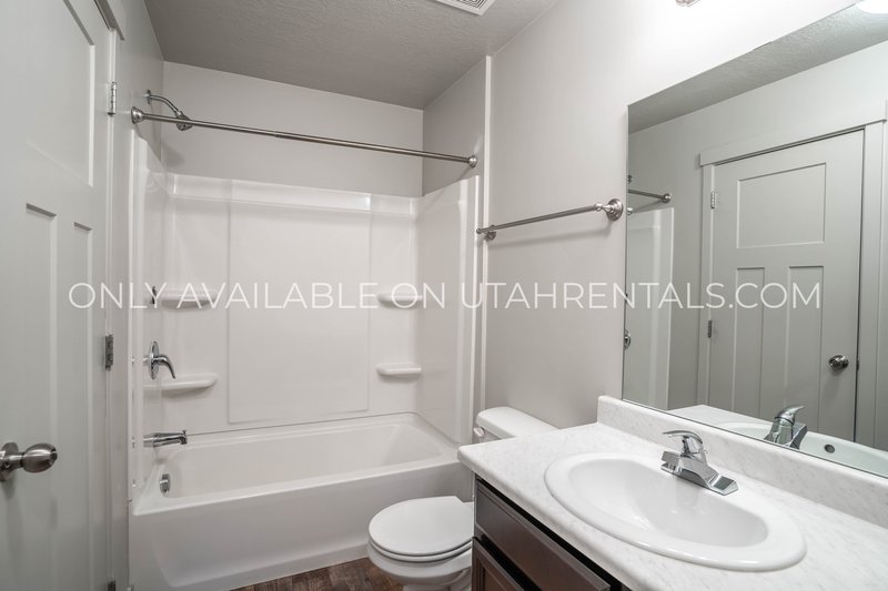 Large Townhome with plenty of space & amenities. *Clean & Ready* property image