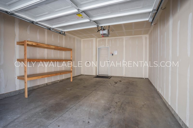 Large Townhome with plenty of space & amenities. *Clean & Ready* property image