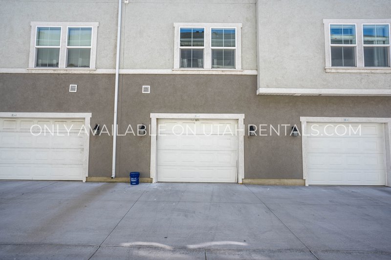 Large Townhome with plenty of space & amenities. *Clean & Ready* property image