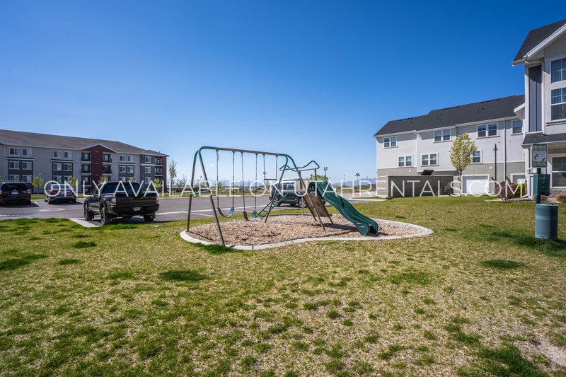 Large Townhome with plenty of space & amenities. *Clean & Ready* property image